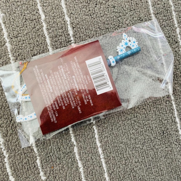 Disney - 2021 Holiday Key - Brand New and Sealed in Package - Picture 2 of 2